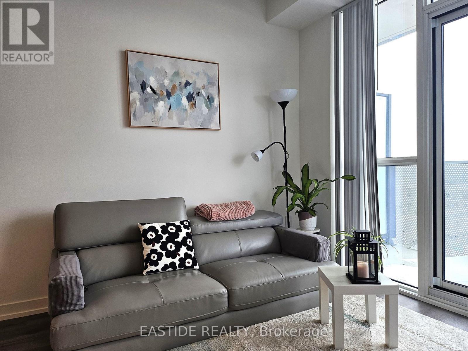 1506 - 28 Interchange Way, Vaughan, ON - Indoor Photo Showing Living Room