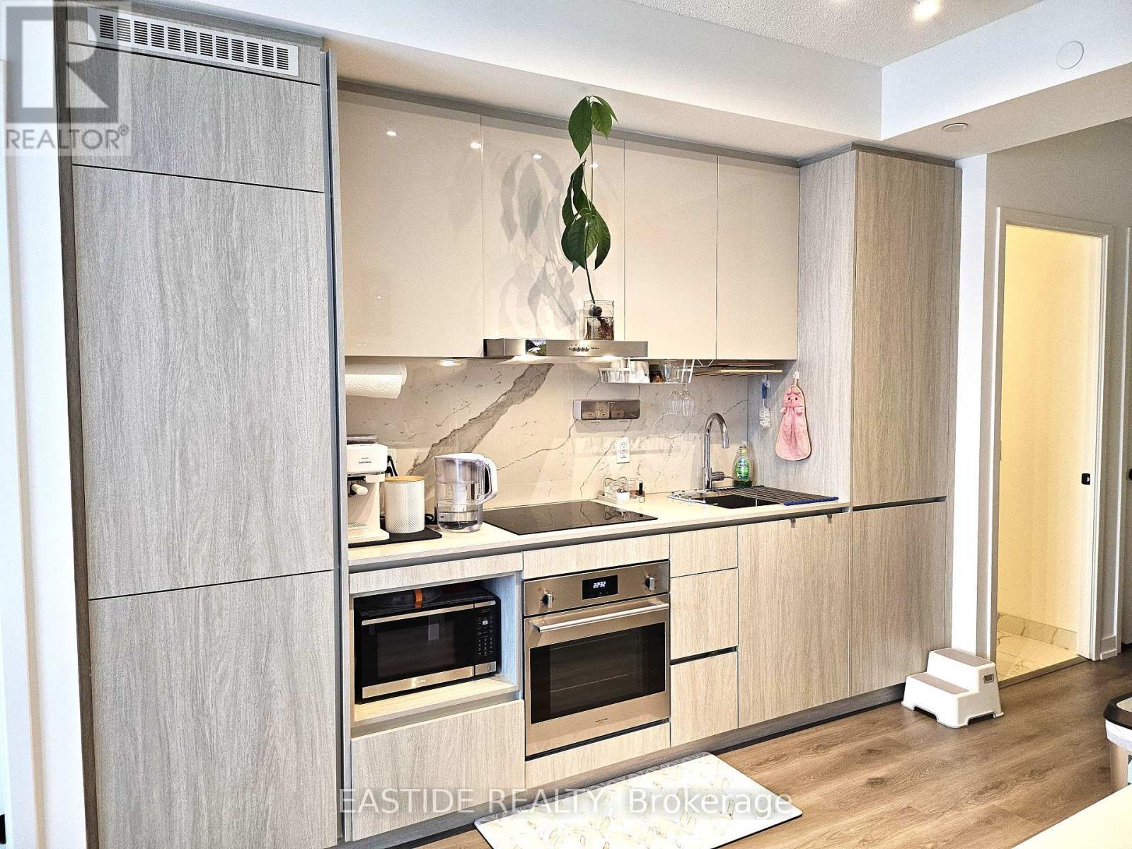 1506 - 28 Interchange Way, Vaughan, ON - Indoor Photo Showing Kitchen With Upgraded Kitchen