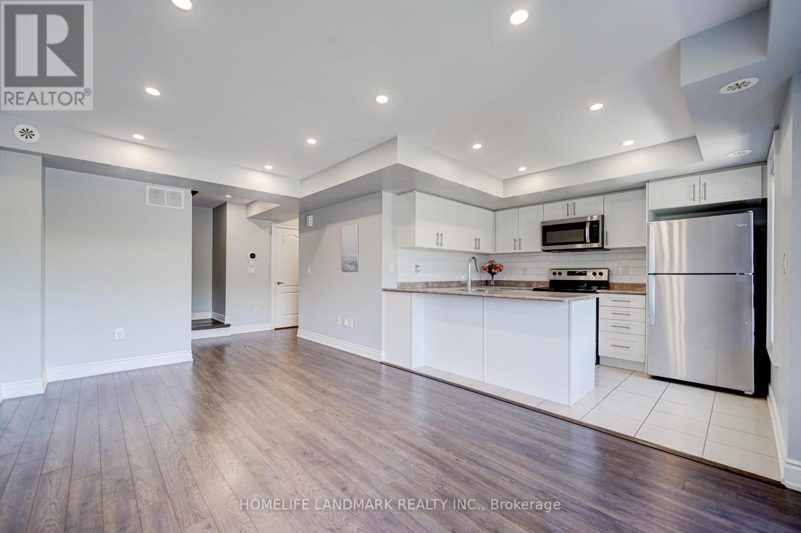 2213 - 10 Westmeath Lane N, Markham, ON - Indoor Photo Showing Kitchen