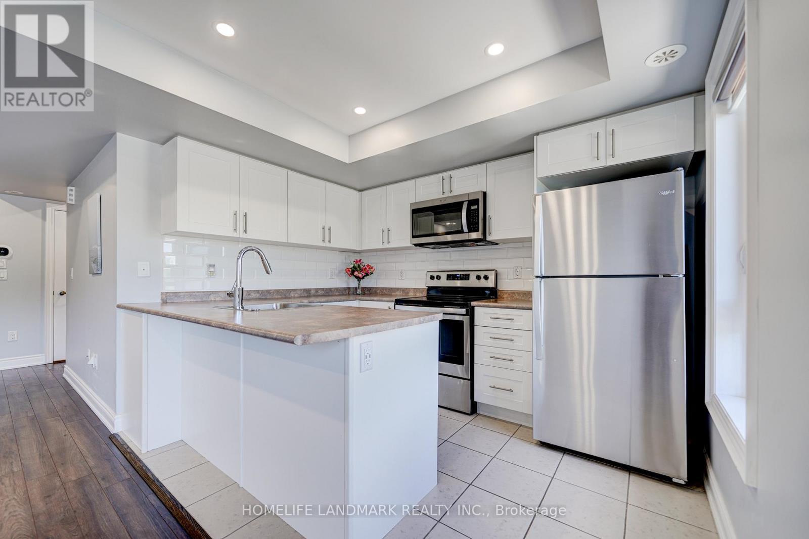 2213 - 10 Westmeath Lane N, Markham, ON - Indoor Photo Showing Kitchen