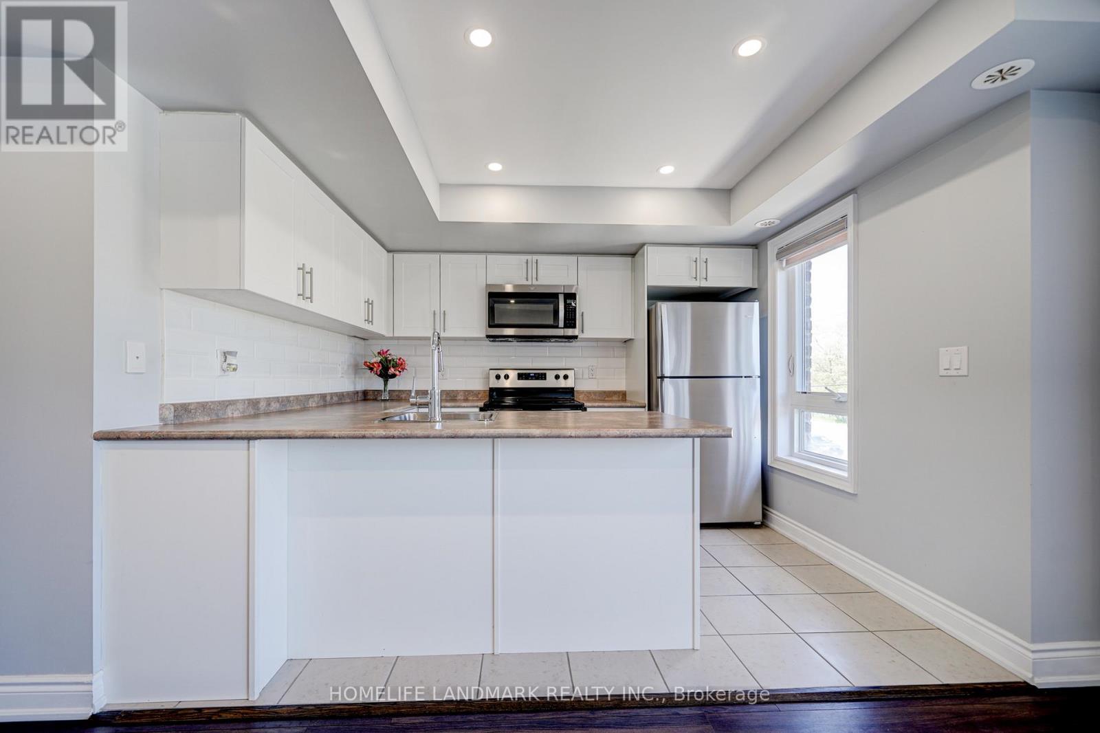 2213 - 10 Westmeath Lane N, Markham, ON - Indoor Photo Showing Kitchen