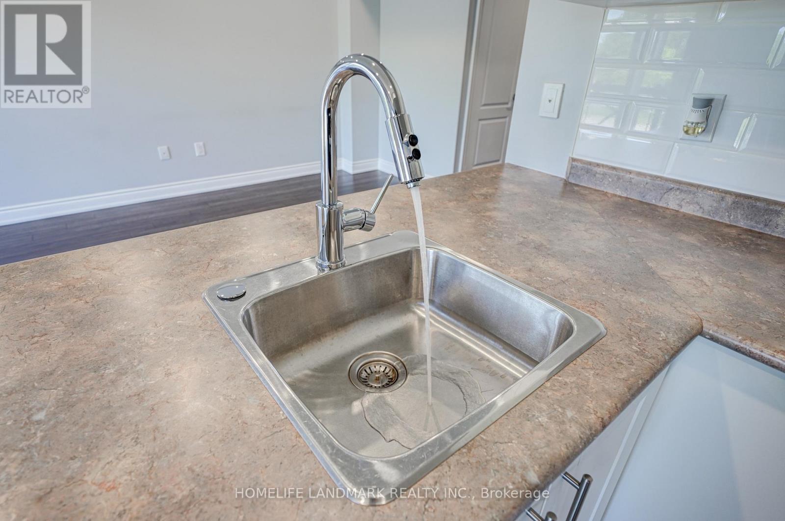2213 - 10 Westmeath Lane N, Markham, ON - Indoor Photo Showing Kitchen