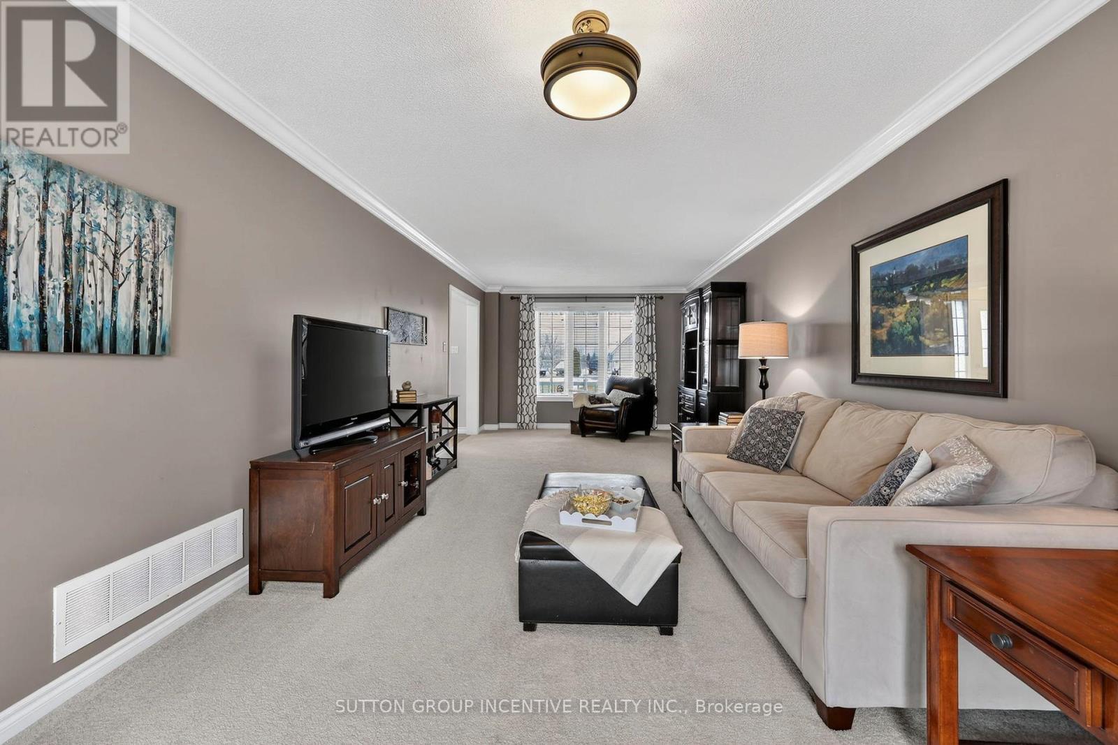 60 O'Neill Circle, Springwater, ON - Indoor Photo Showing Living Room