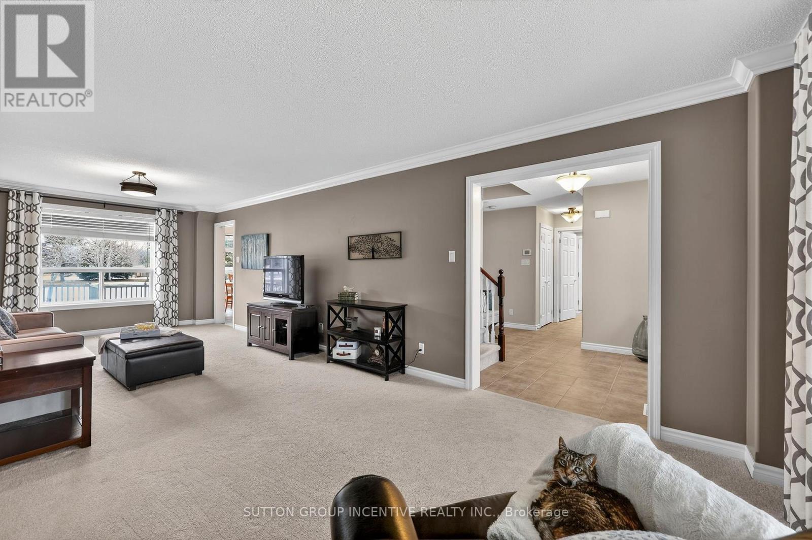 60 O'Neill Circle, Springwater, ON - Indoor Photo Showing Living Room