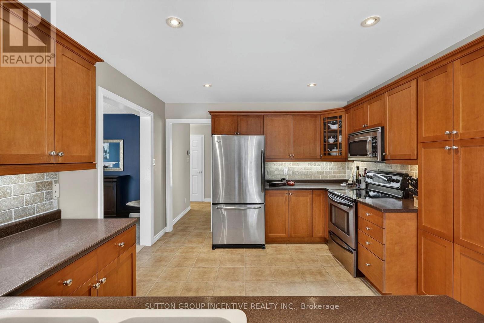 60 O'Neill Circle, Springwater, ON - Indoor Photo Showing Kitchen With Double Sink