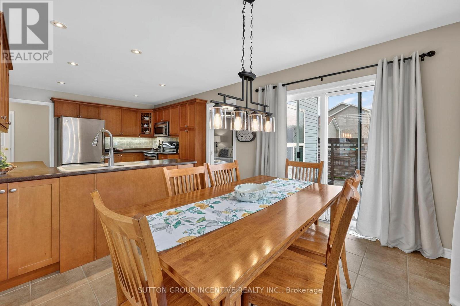 60 O'Neill Circle, Springwater, ON - Indoor Photo Showing Dining Room