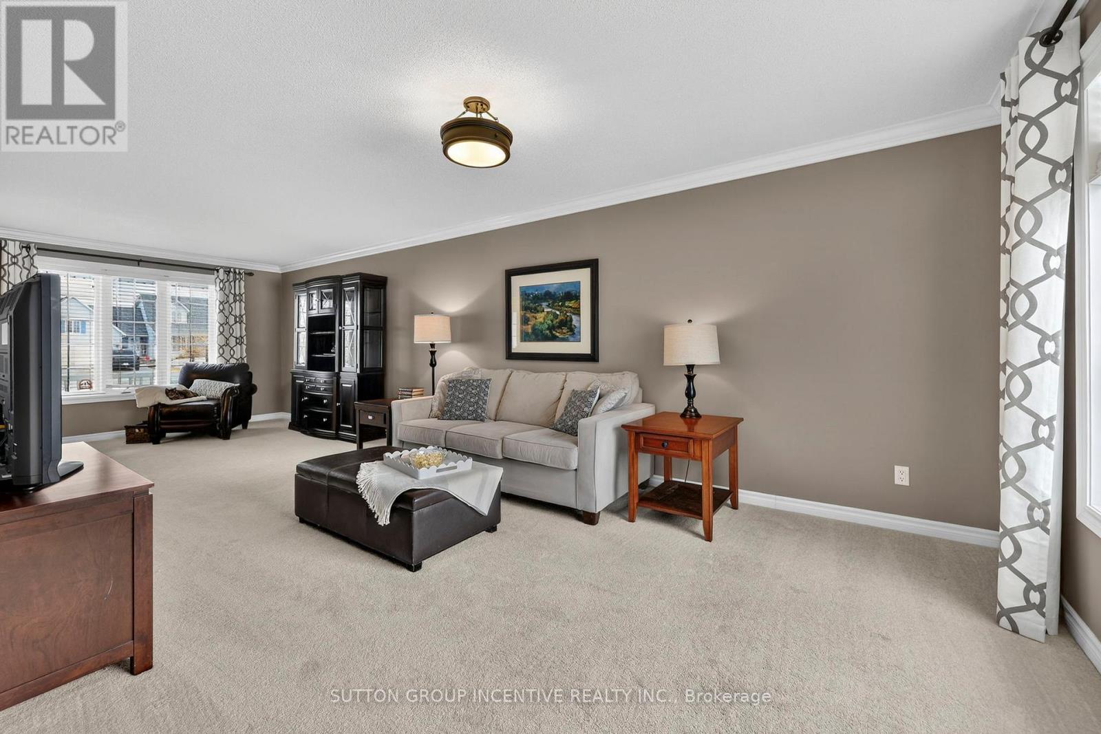 60 O'Neill Circle, Springwater, ON - Indoor Photo Showing Living Room