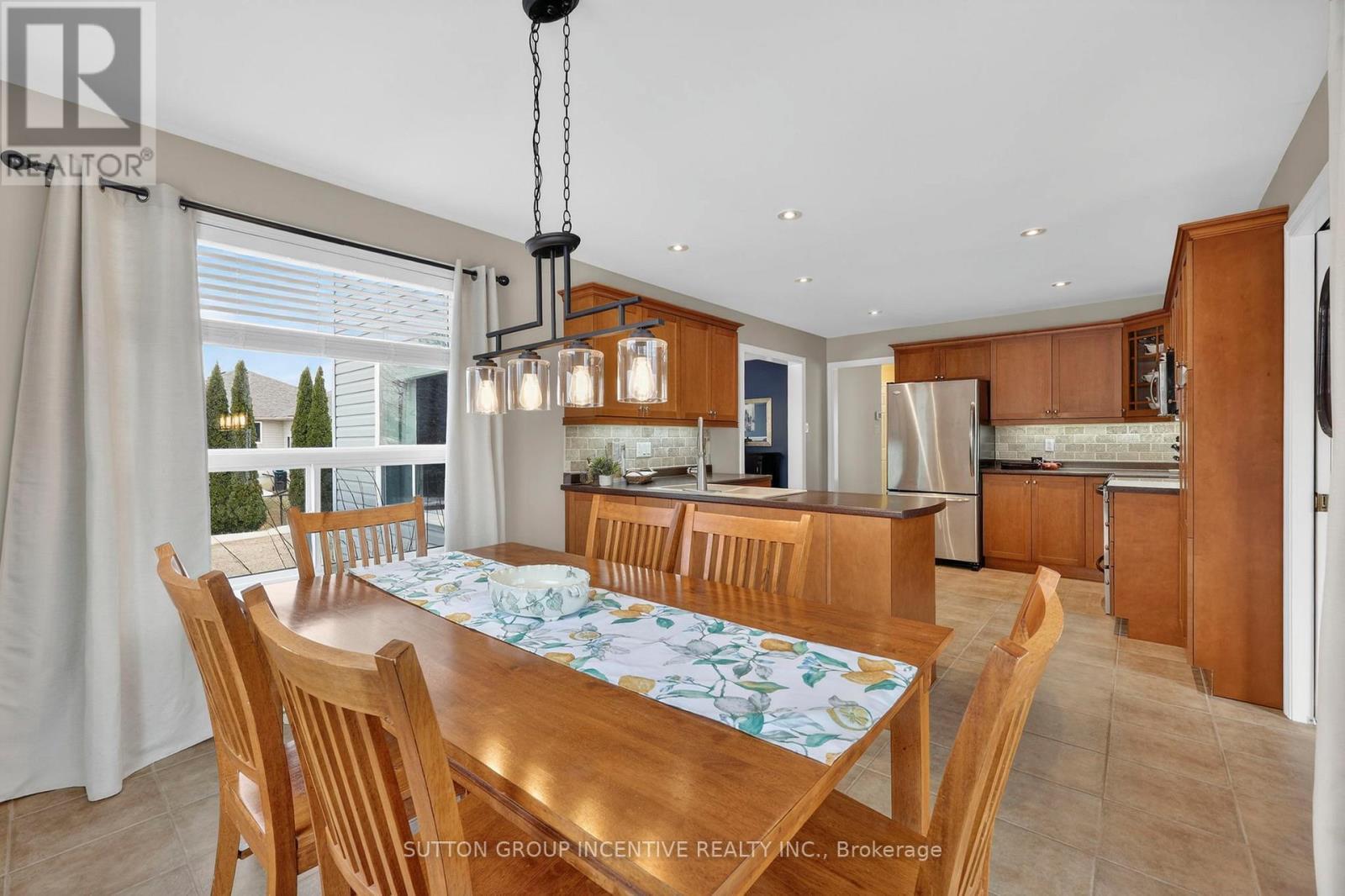 60 O'Neill Circle, Springwater, ON - Indoor Photo Showing Dining Room