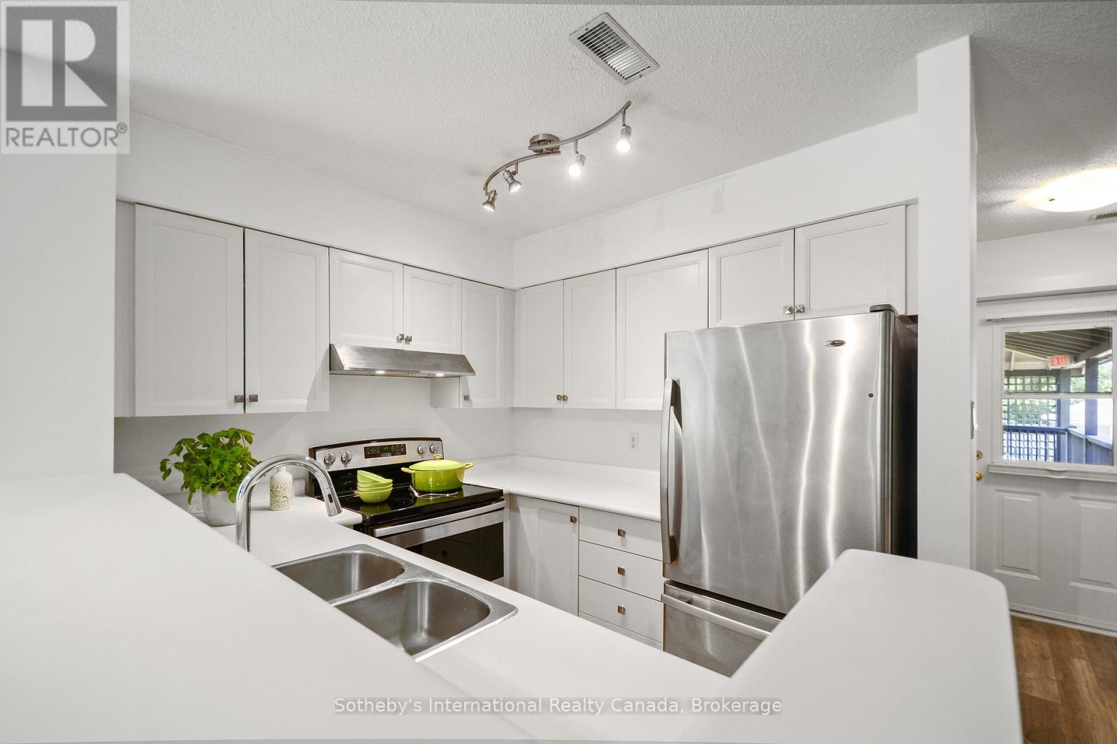 331 Mariners Way, Collingwood, ON - Indoor Photo Showing Kitchen With Stainless Steel Kitchen With Double Sink With Upgraded Kitchen