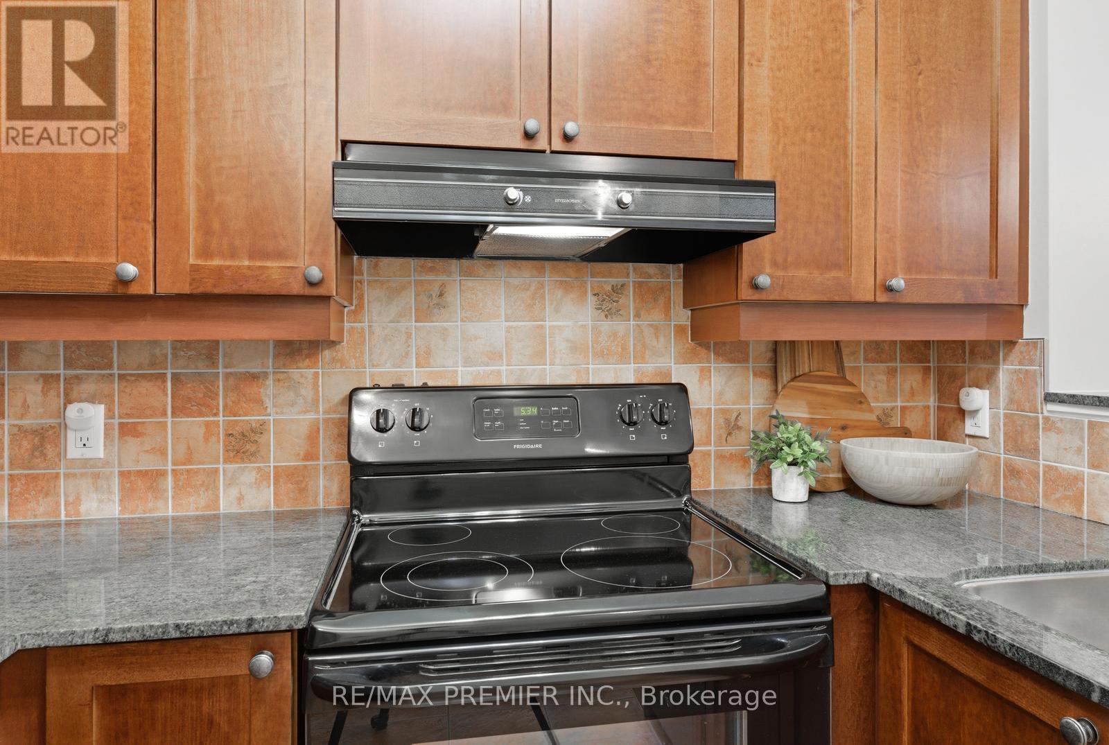 Ph20 - 16 Dallimore Circle, Toronto, ON - Indoor Photo Showing Kitchen