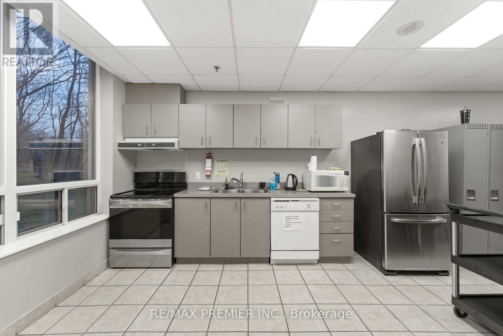 Ph20 - 16 Dallimore Circle, Toronto, ON - Indoor Photo Showing Kitchen With Double Sink