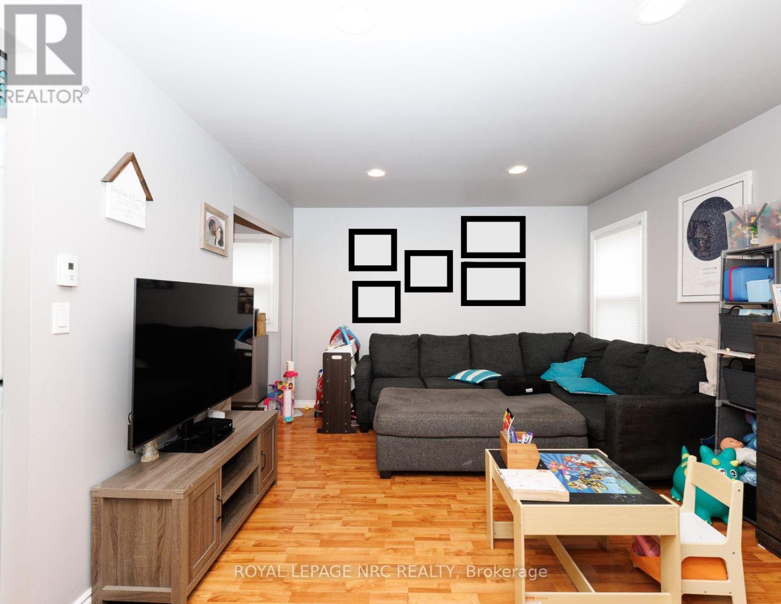 14 Hilda Street, St. Catharines (Western Hill), ON - Indoor Photo Showing Living Room