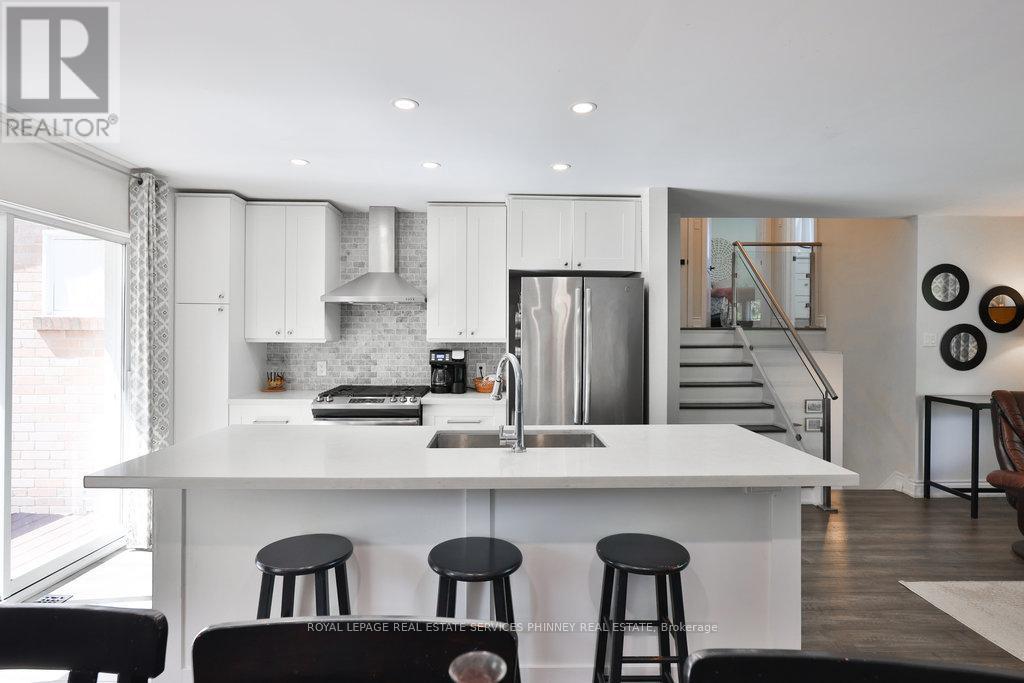 1404 Lewisham Drive, Mississauga, ON - Indoor Photo Showing Kitchen With Upgraded Kitchen