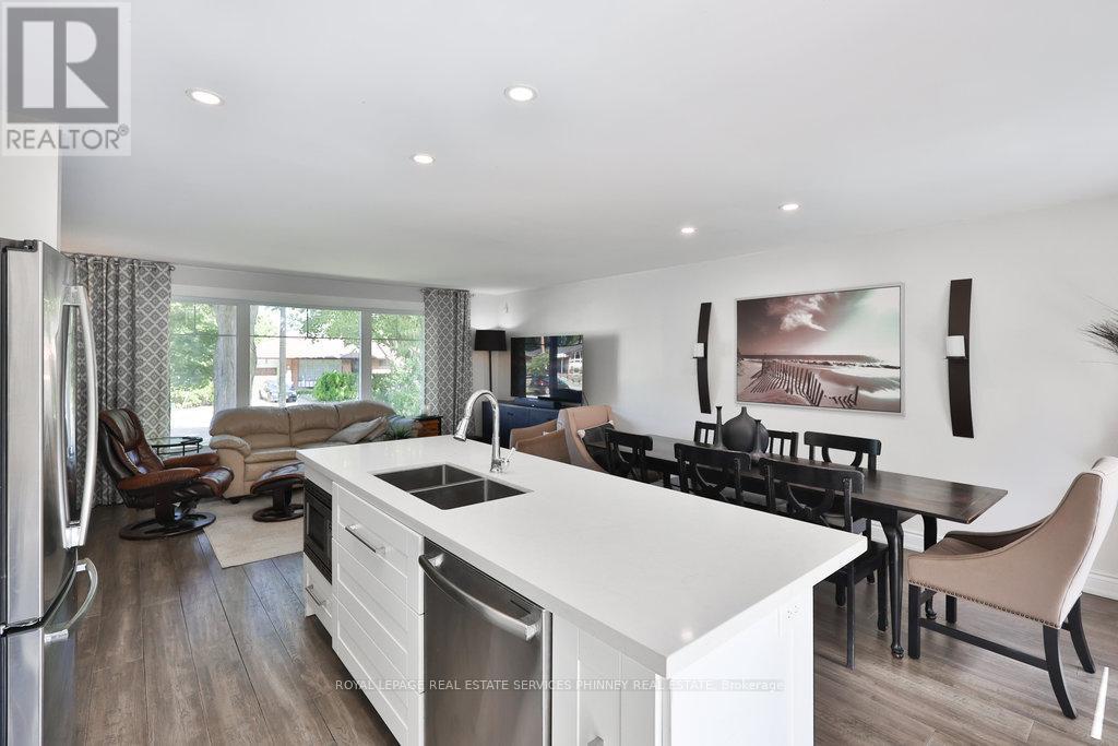 1404 Lewisham Drive, Mississauga, ON - Indoor Photo Showing Kitchen With Double Sink