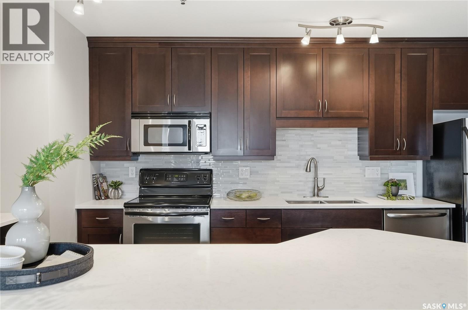 702 902 Spadina Crescent E, Saskatoon, SK - Indoor Photo Showing Kitchen With Stainless Steel Kitchen