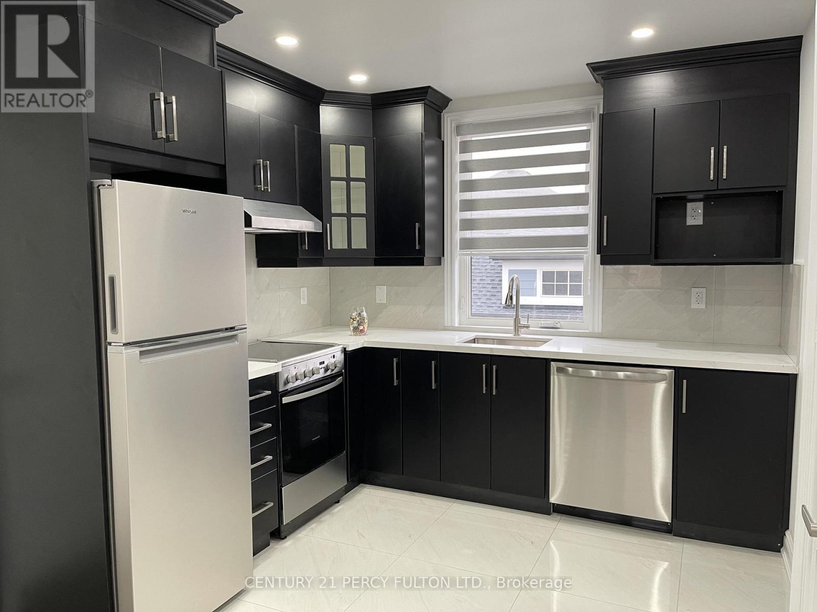 Coach - 530 Country Glen, Markham, ON - Indoor Photo Showing Kitchen With Upgraded Kitchen