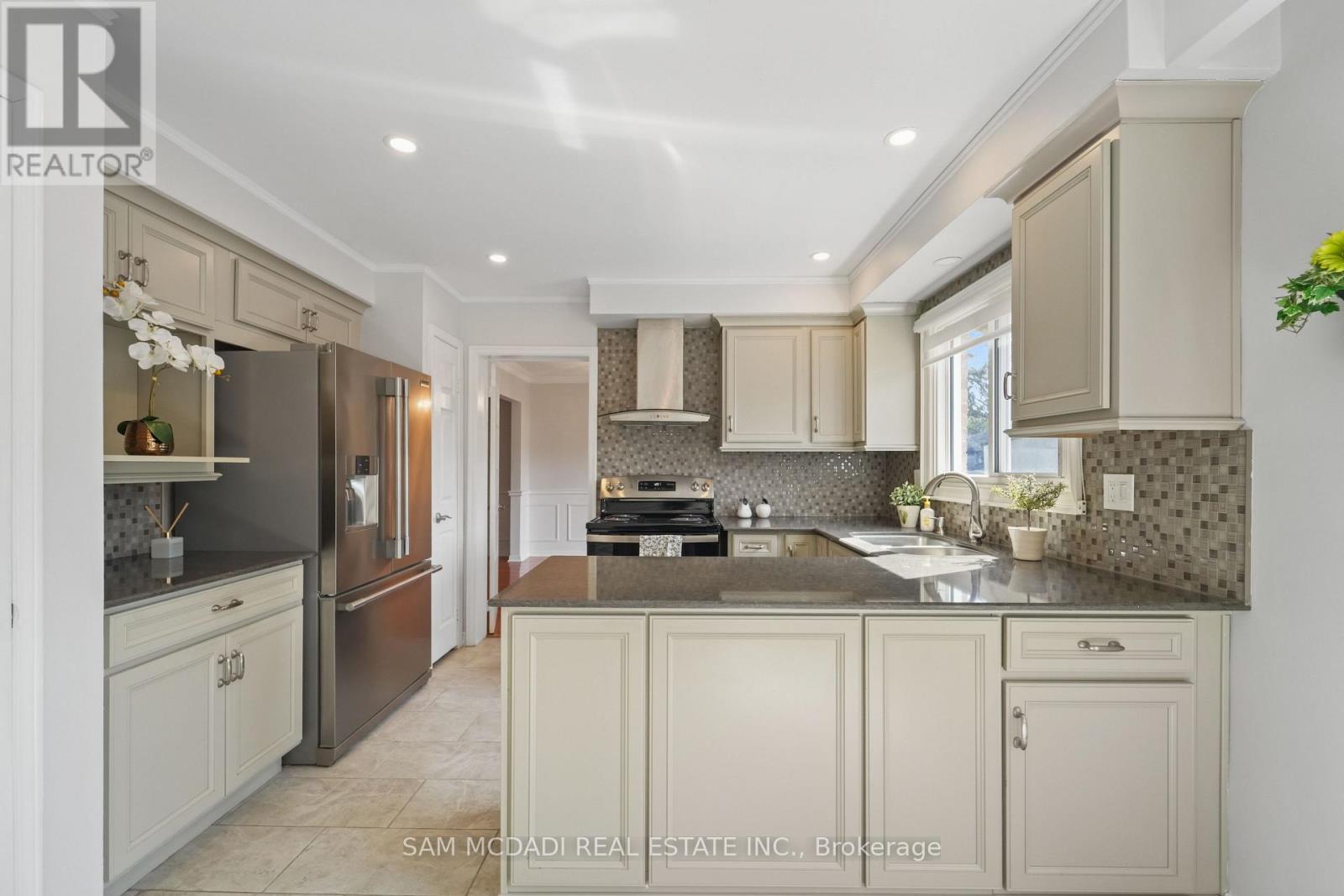 2032 Shannon Drive, Mississauga, ON - Indoor Photo Showing Kitchen With Upgraded Kitchen