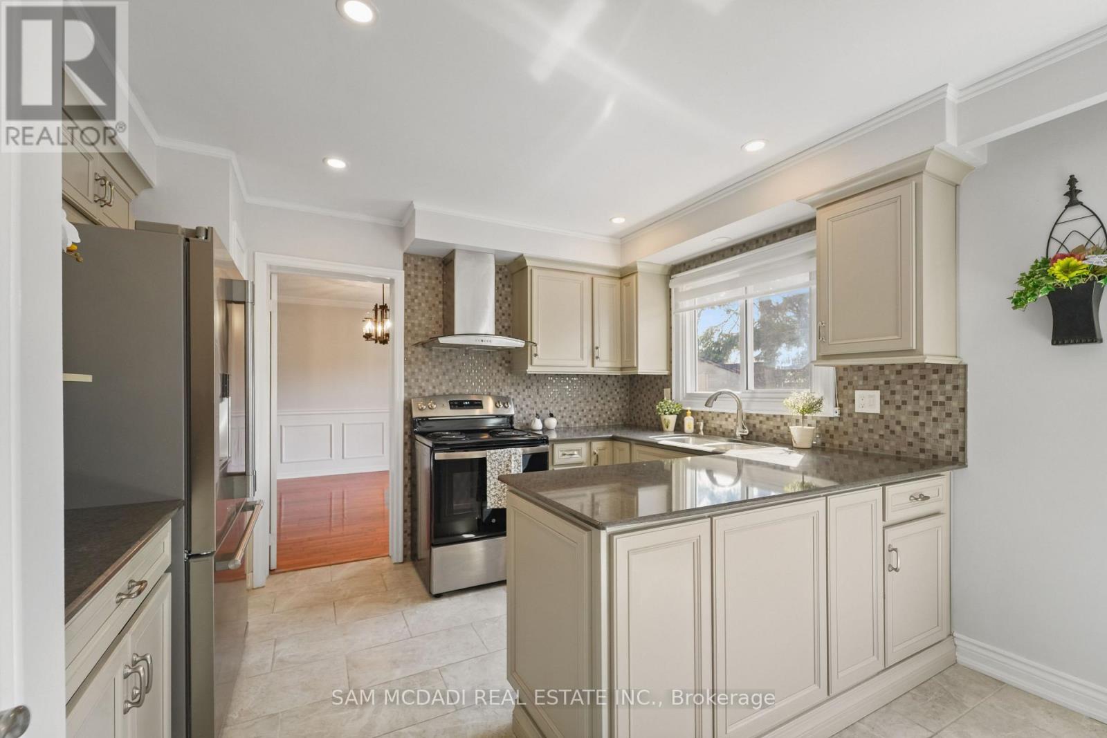 2032 Shannon Drive, Mississauga, ON - Indoor Photo Showing Kitchen With Upgraded Kitchen