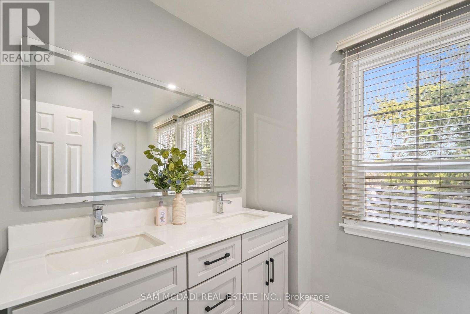 2032 Shannon Drive, Mississauga, ON - Indoor Photo Showing Bathroom