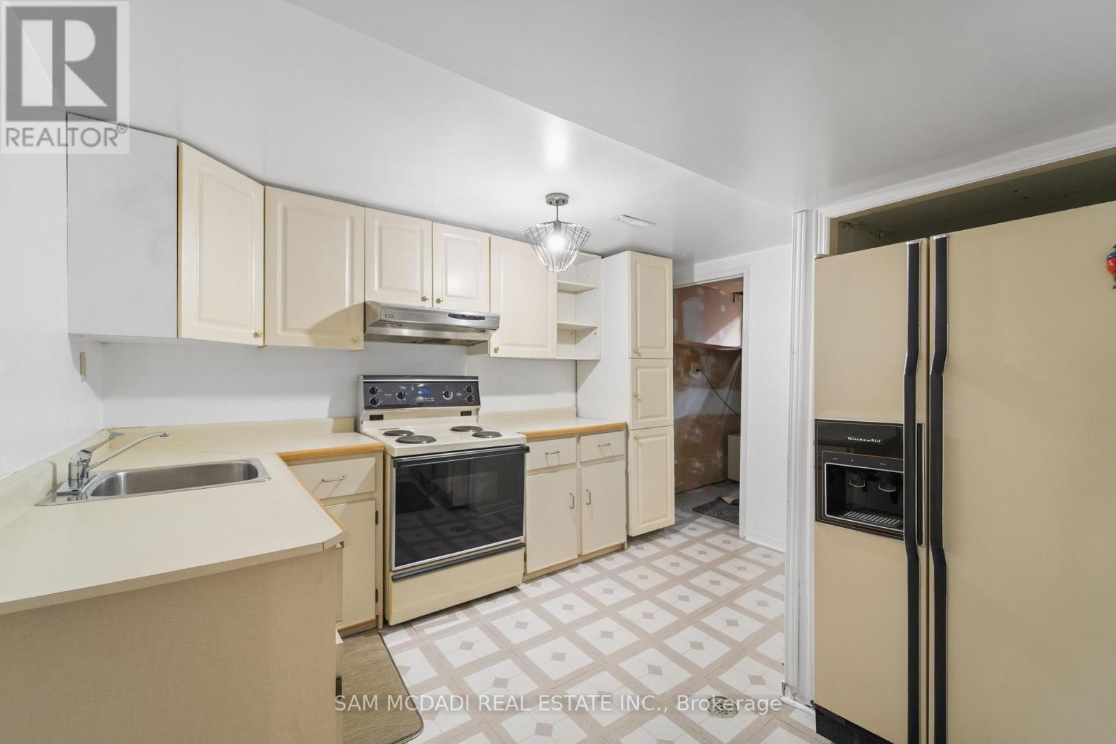 2032 Shannon Drive, Mississauga, ON - Indoor Photo Showing Kitchen