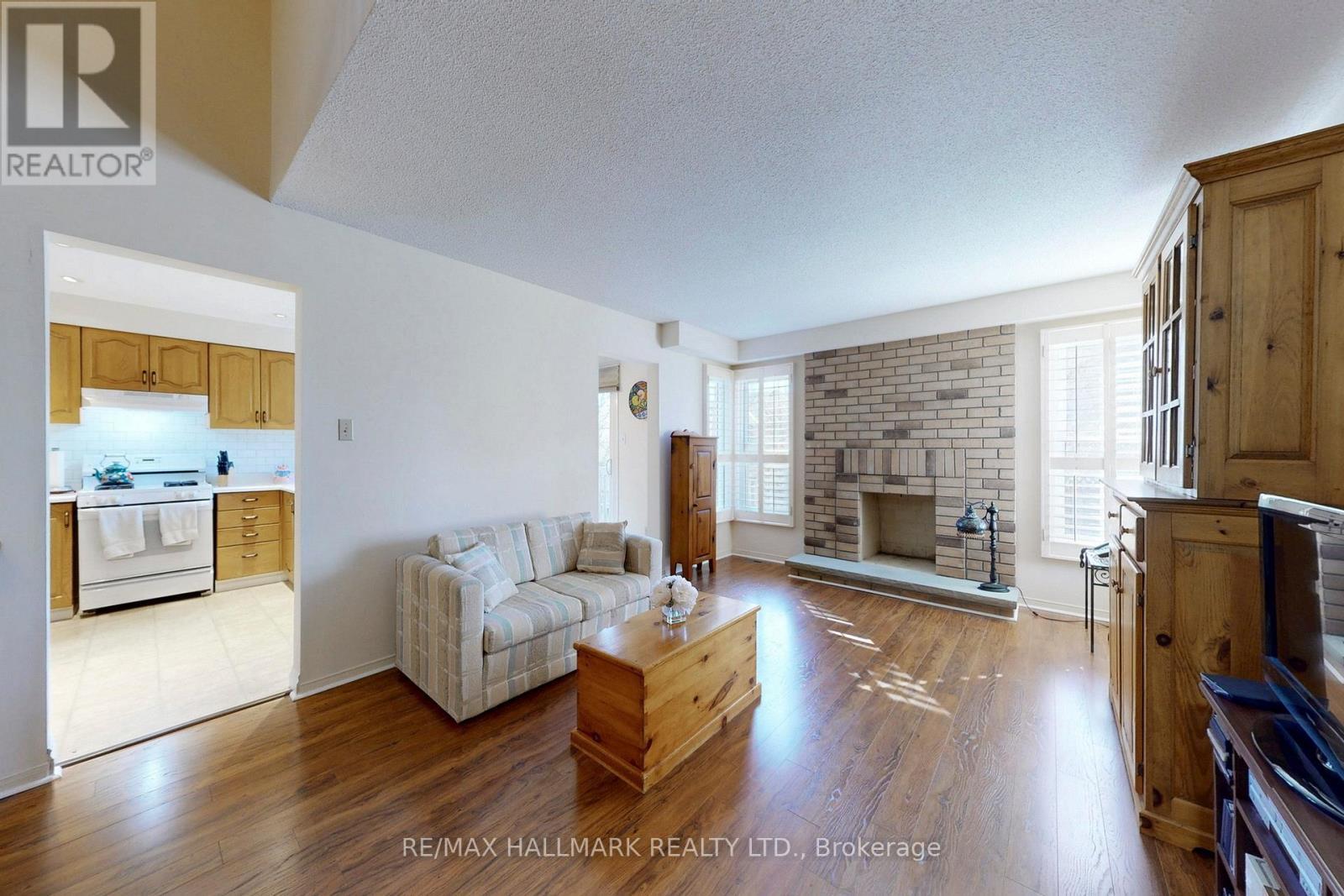 5 Valley Crescent, Aurora, ON - Indoor Photo Showing Living Room With Fireplace