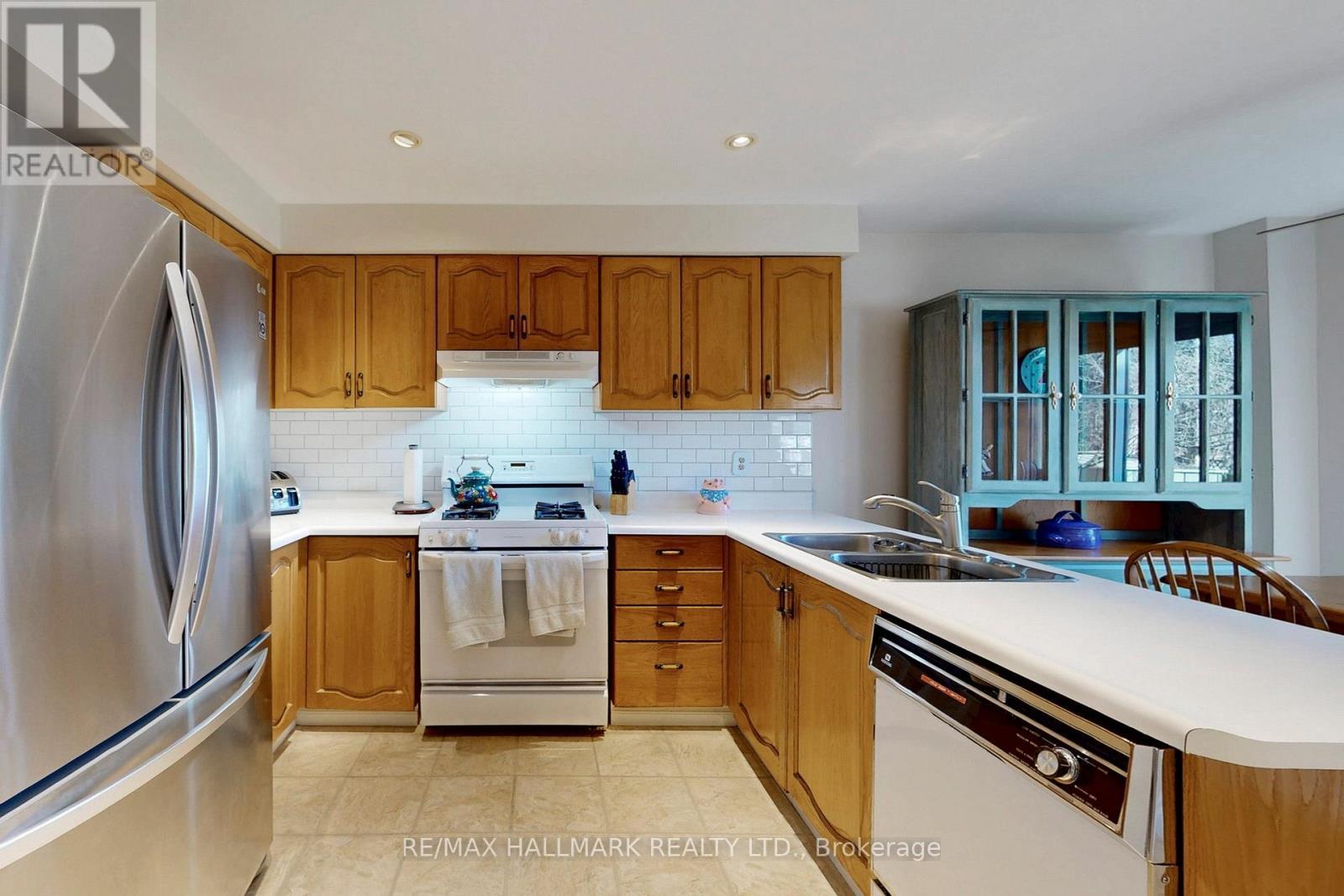 5 Valley Crescent, Aurora, ON - Indoor Photo Showing Kitchen With Double Sink