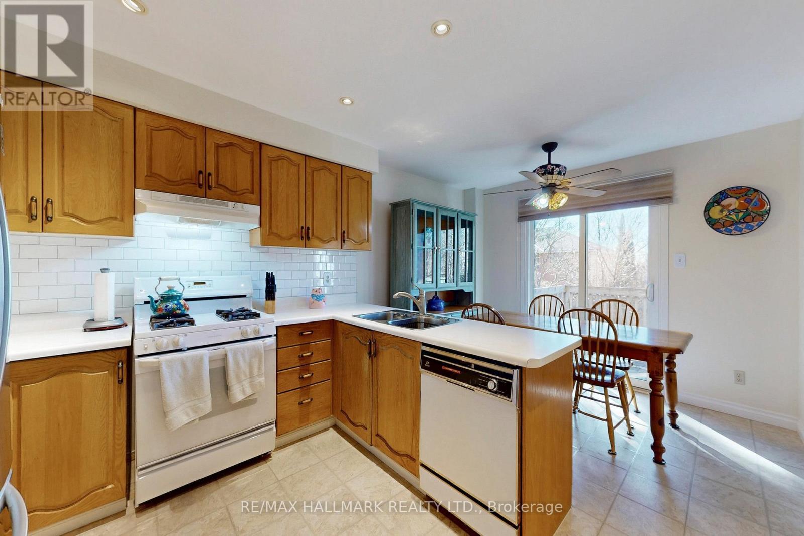 5 Valley Crescent, Aurora, ON - Indoor Photo Showing Kitchen With Double Sink