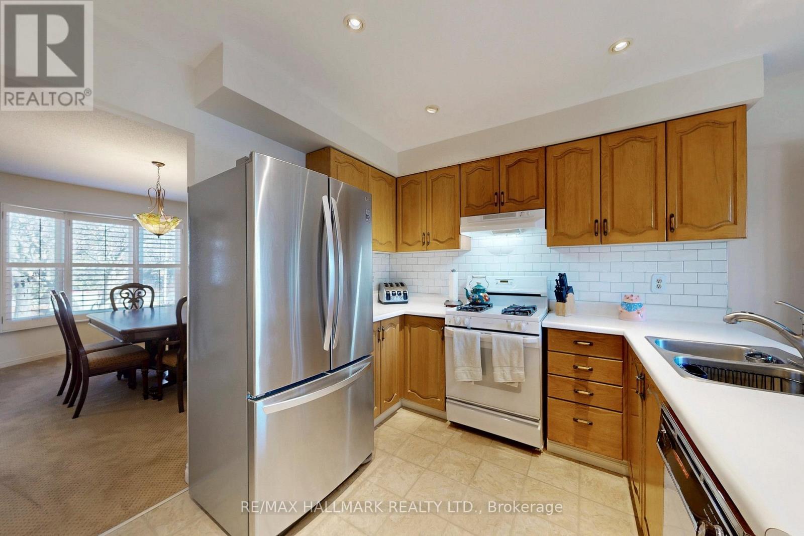 5 Valley Crescent, Aurora, ON - Indoor Photo Showing Kitchen