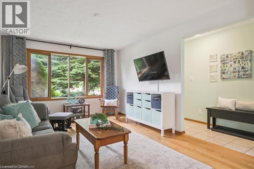 Living area with light wood-style floors and baseboards - 47 Claycroft Crescent Unit# Upper, Kitchener, ON - Indoor Photo Showing Living Room