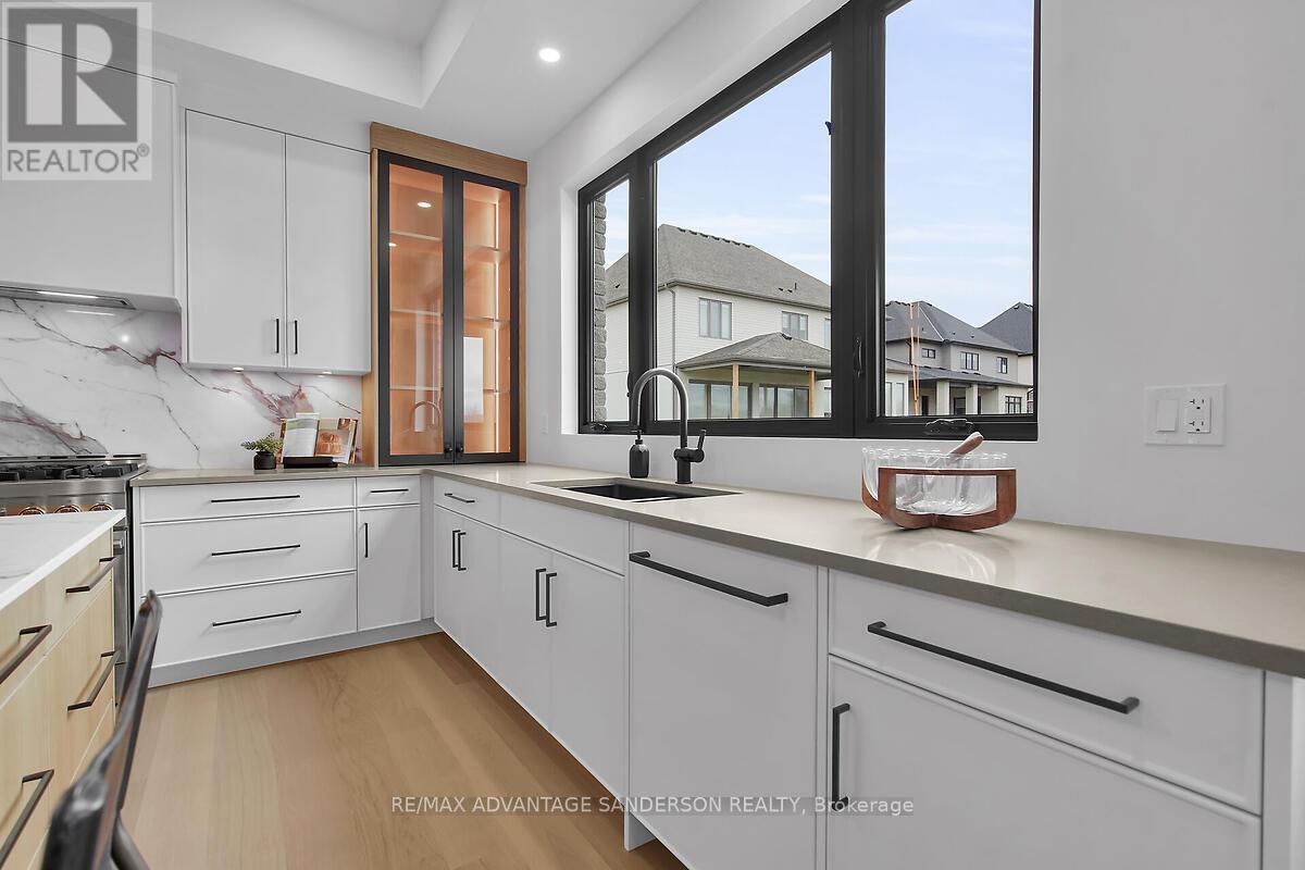 72 Arrowwood Path, Middlesex Centre (Ilderton), ON - Indoor Photo Showing Kitchen With Upgraded Kitchen