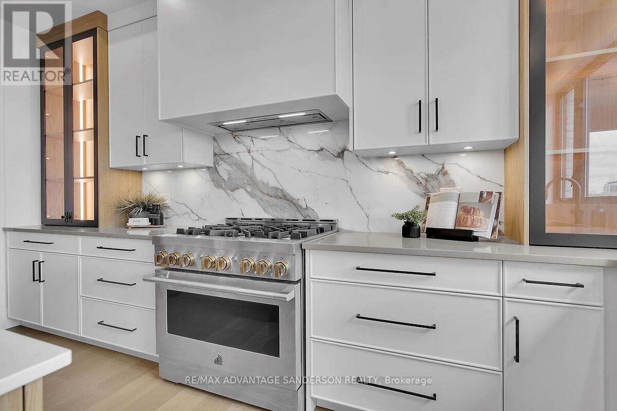 72 Arrowwood Path, Middlesex Centre (Ilderton), ON - Indoor Photo Showing Kitchen With Upgraded Kitchen
