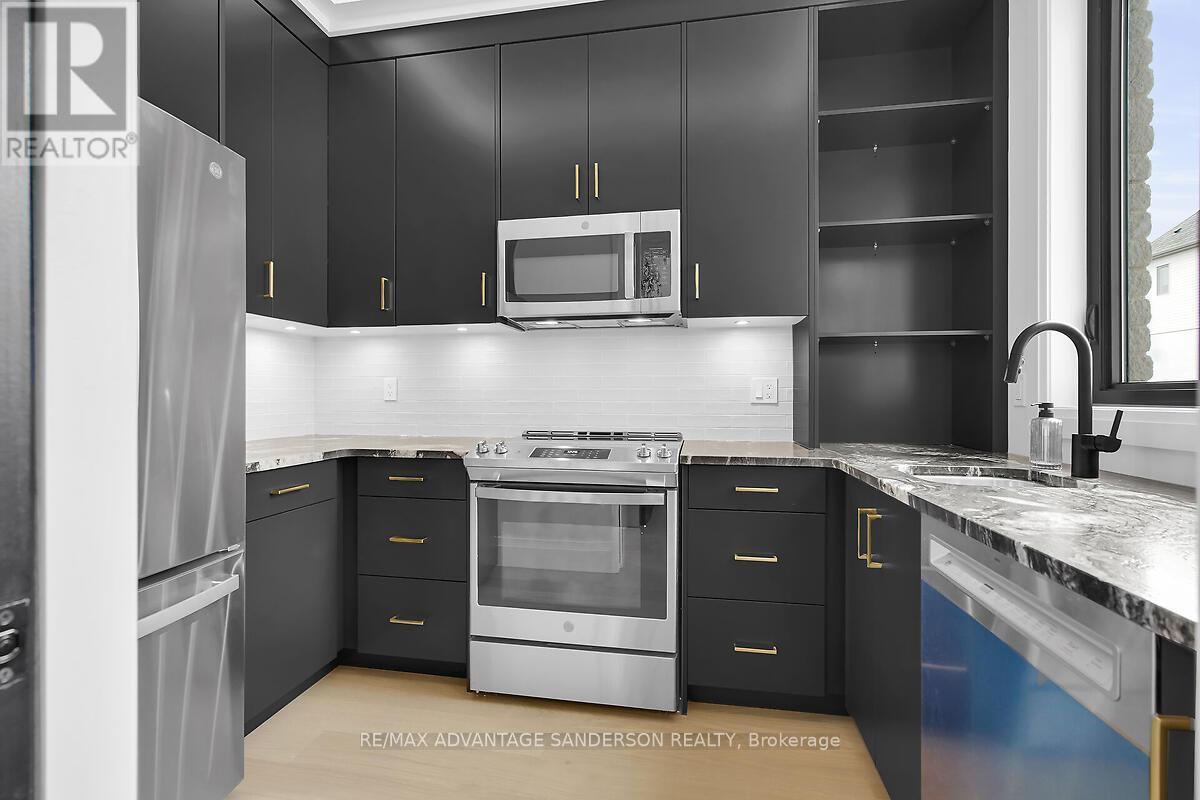 72 Arrowwood Path, Middlesex Centre (Ilderton), ON - Indoor Photo Showing Kitchen With Upgraded Kitchen