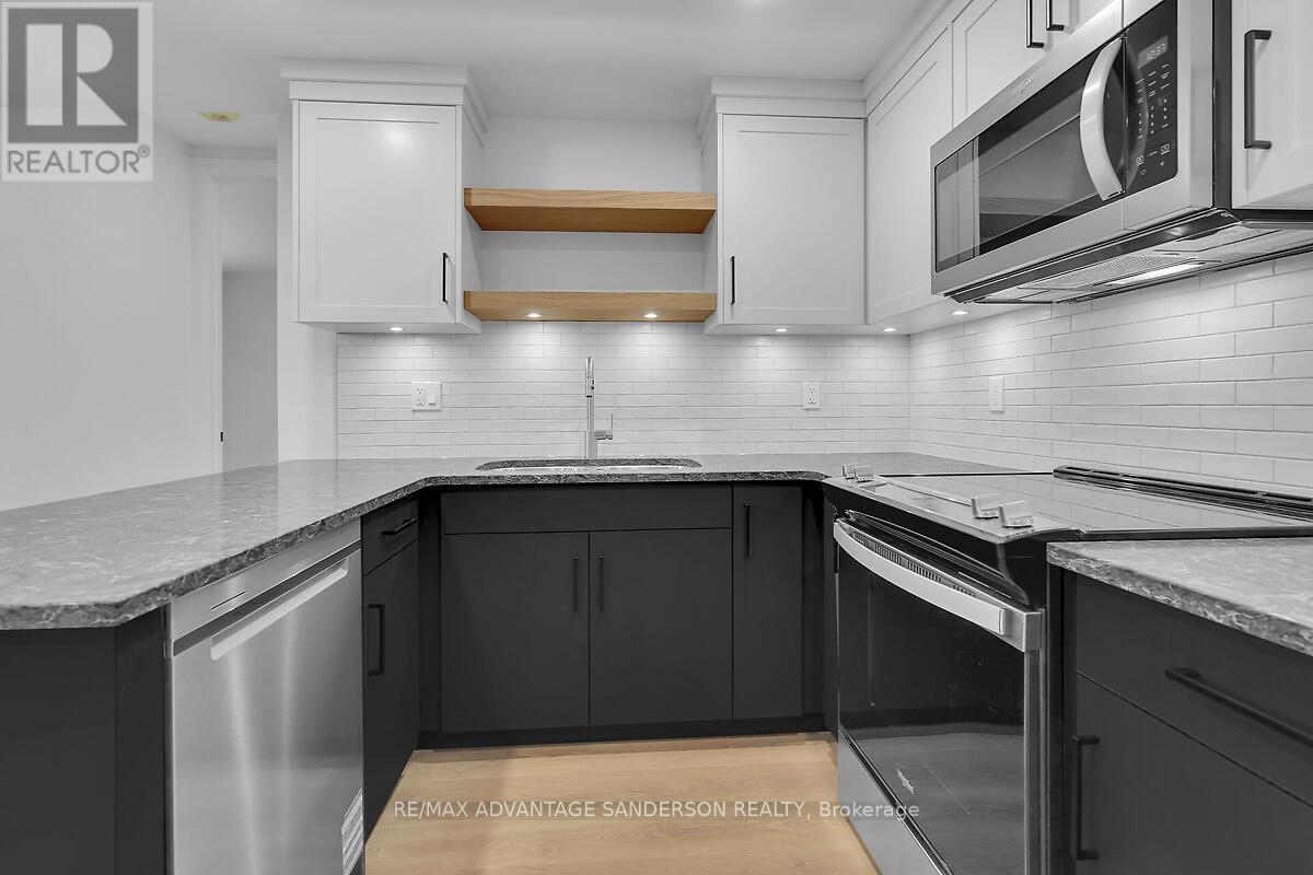 72 Arrowwood Path, Middlesex Centre (Ilderton), ON - Indoor Photo Showing Kitchen With Upgraded Kitchen