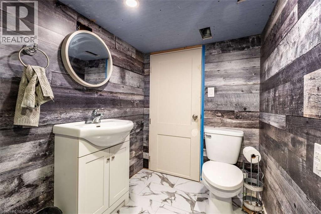735 Beach Boulevard, Hamilton, ON - Indoor Photo Showing Bathroom