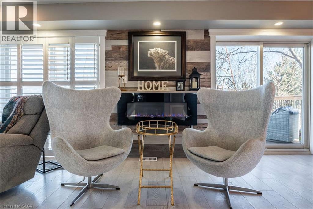 735 Beach Boulevard, Hamilton, ON - Indoor Photo Showing Living Room