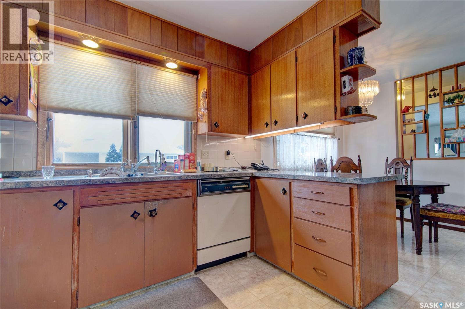 4550 2Nd Avenue, Regina, SK - Indoor Photo Showing Kitchen