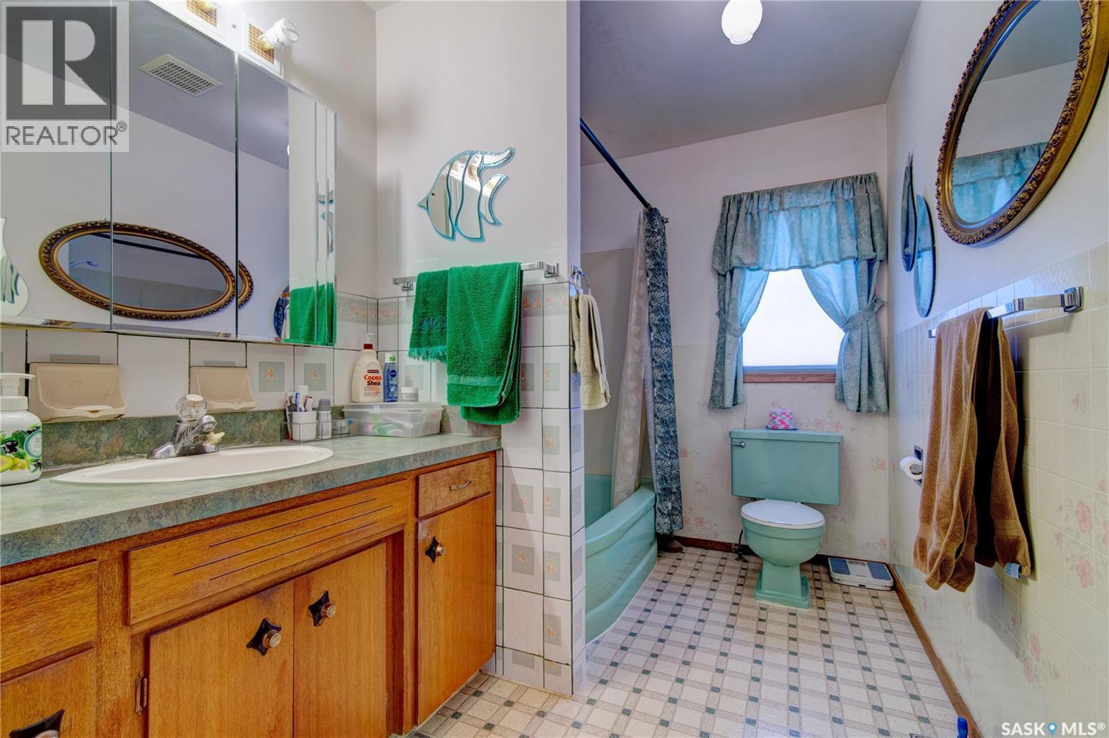 4550 2Nd Avenue, Regina, SK - Indoor Photo Showing Bathroom