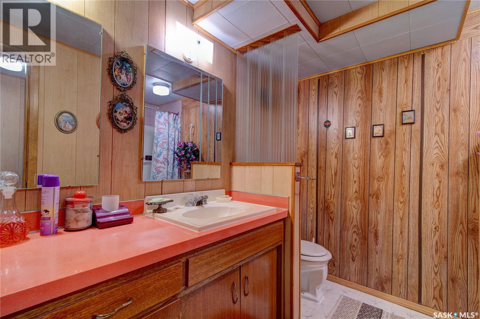 4550 2Nd Avenue, Regina, SK - Indoor Photo Showing Bathroom