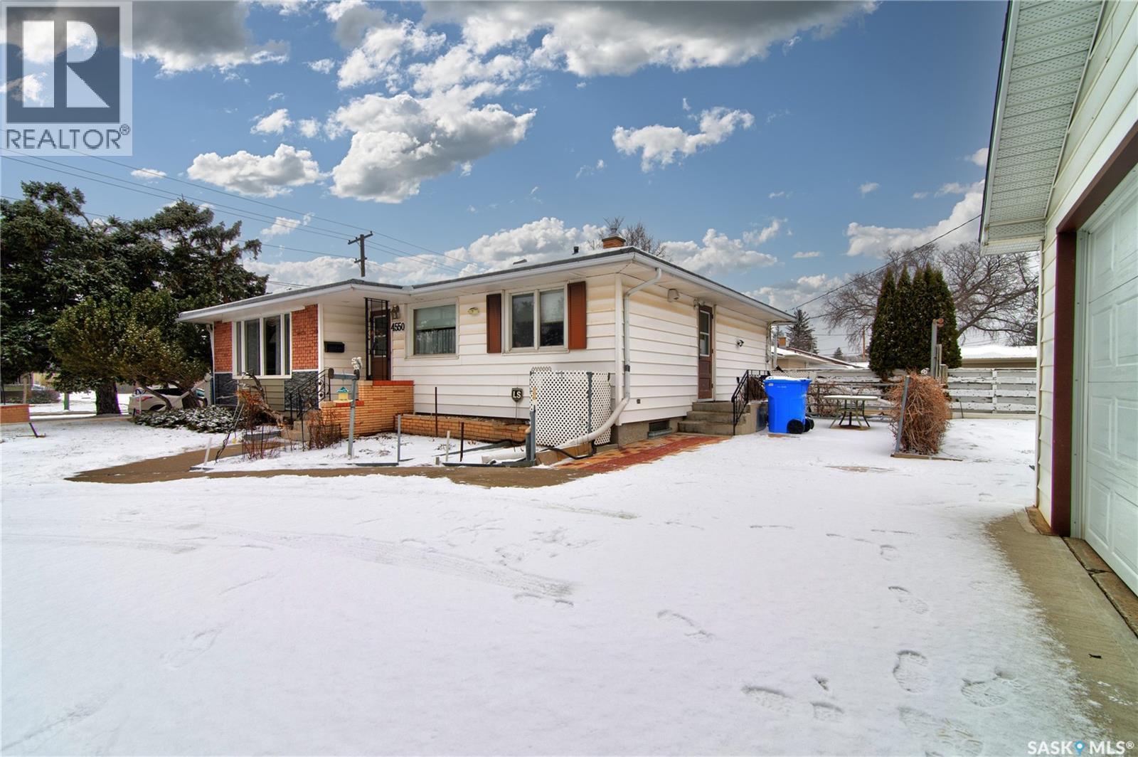 4550 2Nd Avenue, Regina, SK - Outdoor