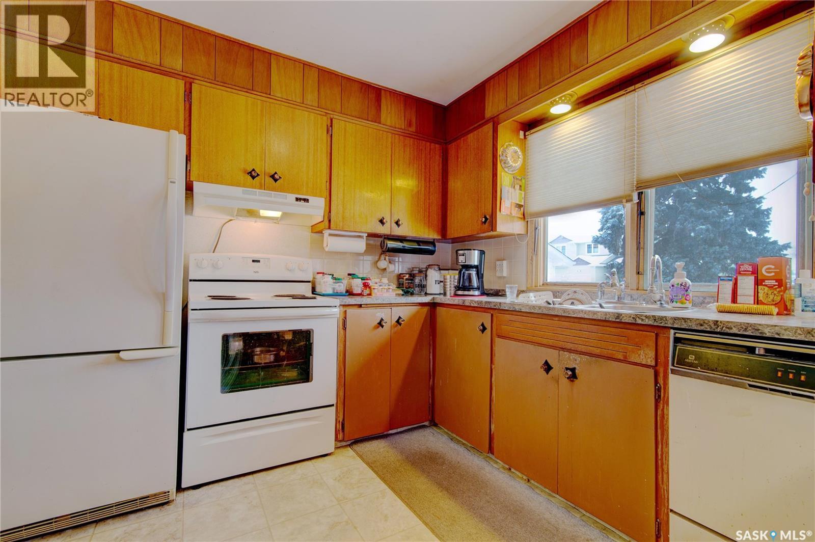 4550 2Nd Avenue, Regina, SK - Indoor Photo Showing Kitchen
