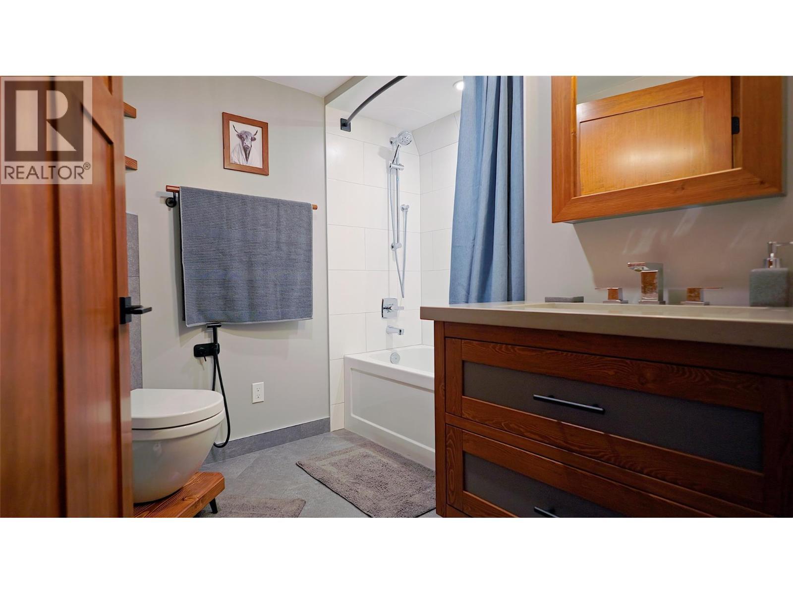 Lodge - Bathroom - 475 Bluenose Road, Coldstream, BC