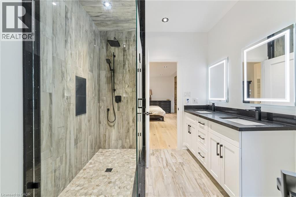 Walk-in shower with rain head - 515 Hamilton Drive, Ancaster, ON - Indoor Photo Showing Bathroom
