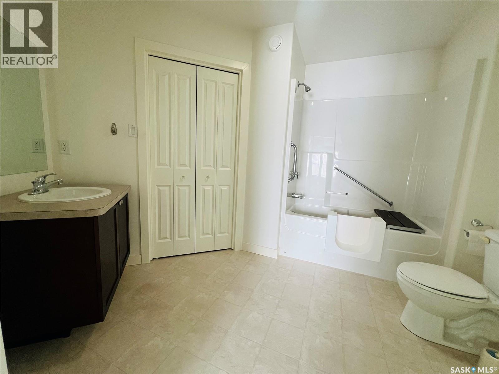 29 500 Battleford Trail, Swift Current, SK - Indoor Photo Showing Bathroom