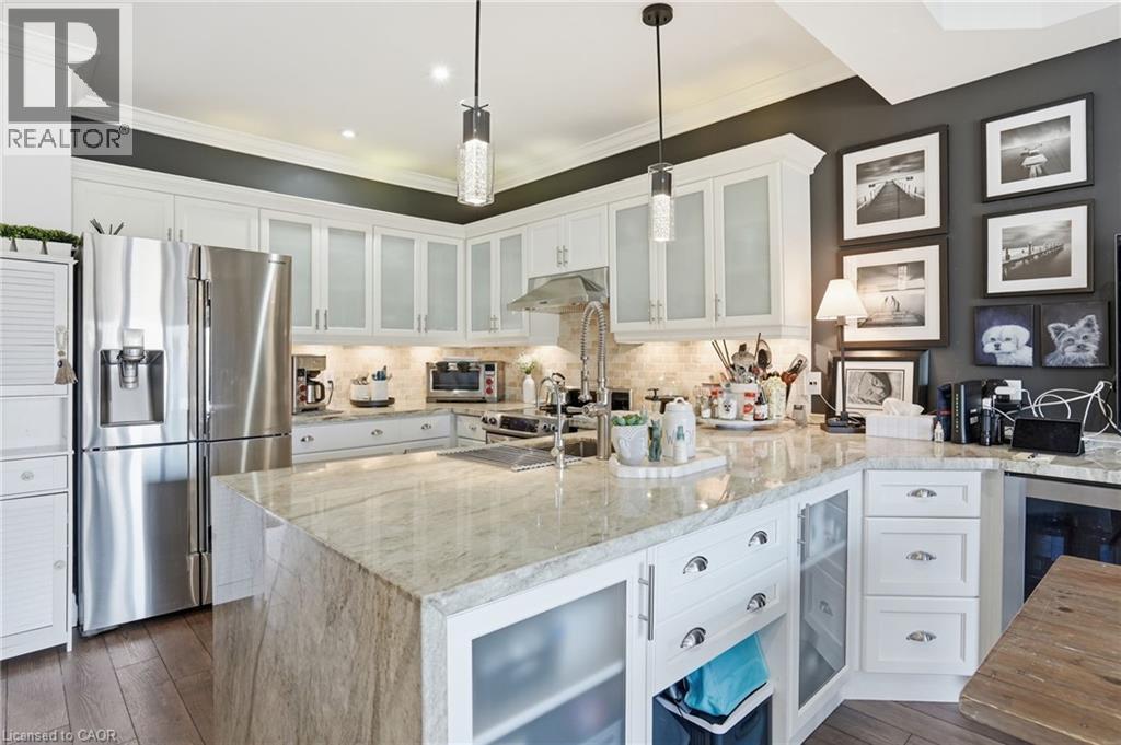 4020 Alexan Crescent, Burlington, ON - Indoor Photo Showing Kitchen With Upgraded Kitchen