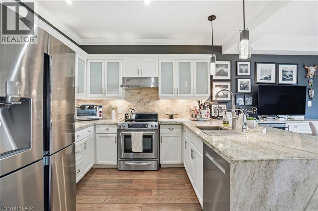 4020 Alexan Crescent, Burlington, ON - Indoor Photo Showing Kitchen With Upgraded Kitchen