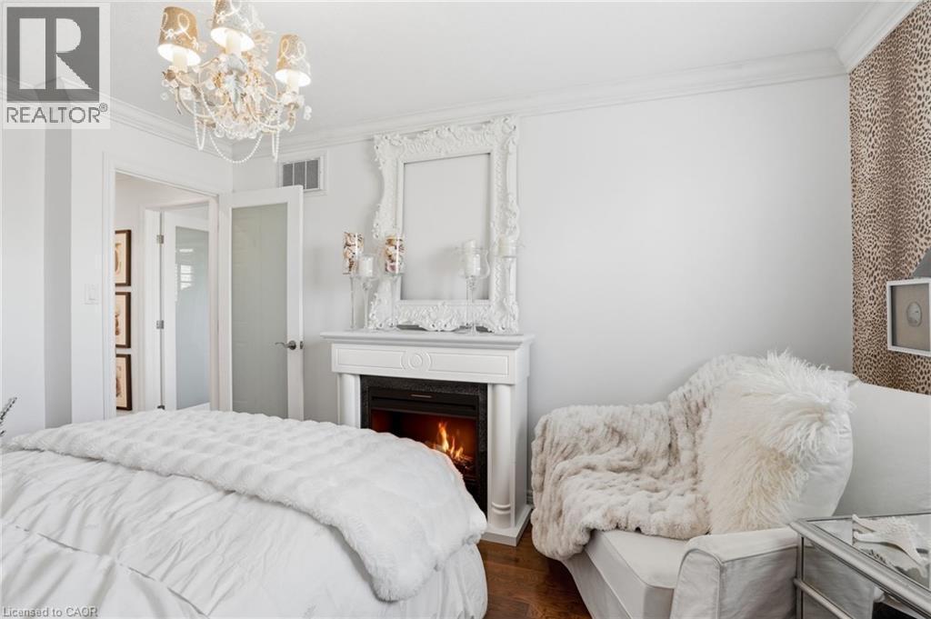 4020 Alexan Crescent, Burlington, ON - Indoor Photo Showing Bedroom