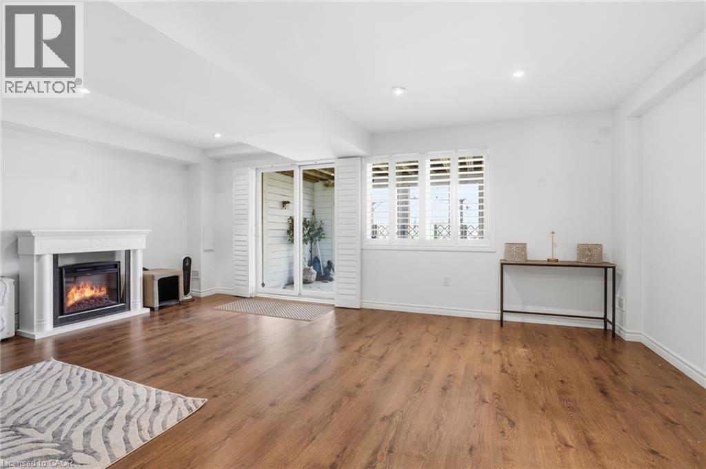 4020 Alexan Crescent, Burlington, ON - Indoor Photo Showing Living Room With Fireplace