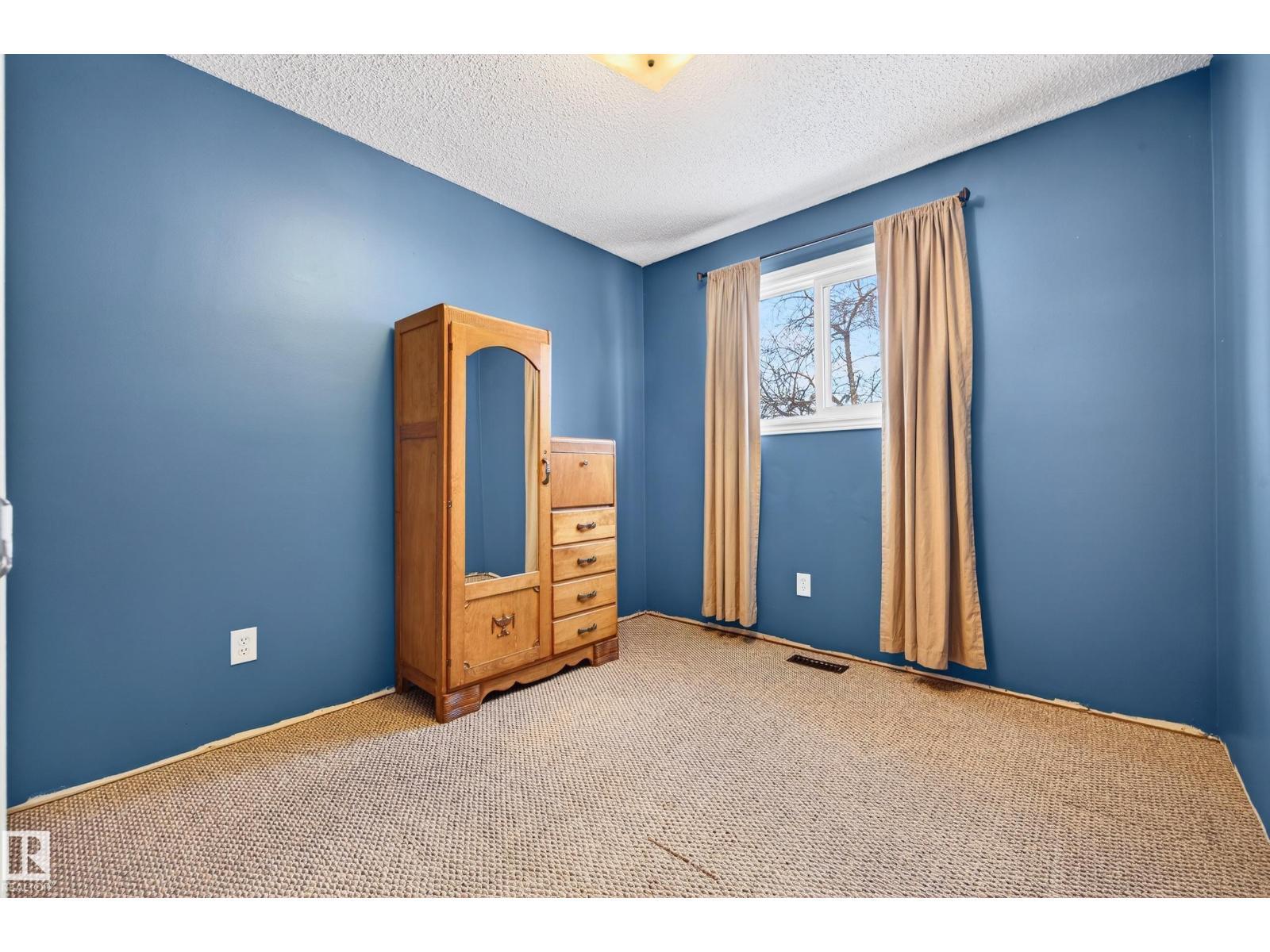 4112 30 Av Nw, Edmonton, AB - Indoor Photo Showing Bedroom