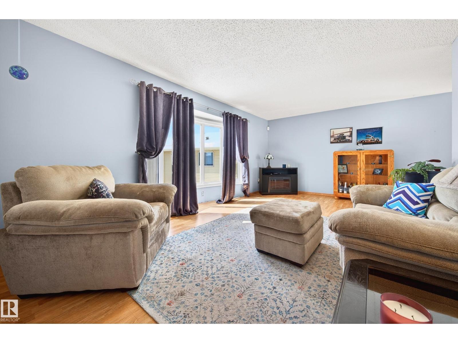 4112 30 Av Nw, Edmonton, AB - Indoor Photo Showing Living Room