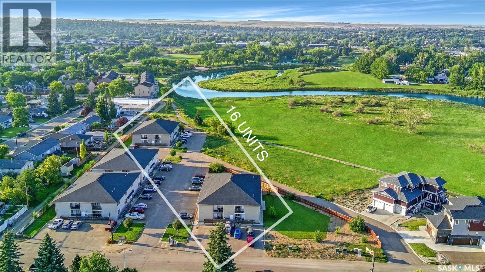 3 & 4 825 Gladstone Street E, Swift Current, SK - Outdoor With View